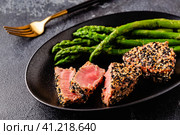 Tuna steak fried in sesame seeds served with asparagus. Стоковое фото, фотограф Татьяна  Бральнина / Фотобанк Лори