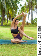 Compass pose or Surya Yantrasana yoga with ukrainian woman making it outdoors. Стоковое фото, фотограф Татьяна Терехина / Фотобанк Лори