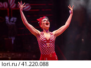 Альдана Абдуллаева (Азербайджан) во время выступления с номером "Игра с хула-хупами на зеркальном шаре"  на арене I Международного фестиваля Московского цирка Никулина на Цветном бульваре "Артист" в городе Москве, Россия (2023 год). Редакционное фото, фотограф Николай Винокуров / Фотобанк Лори