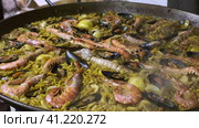 spanish cuisine vermicelli with seafood. Стоковое видео, видеограф Boris Vasilenko / Фотобанк Лори