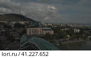 Пешеходный мост Мира через реку Кура в центре столицы Грузии. Вид на старый город.Тбилиси. Грузия 04.09.23 (2023 год). Редакционное видео, видеограф Ярославский Максим / Фотобанк Лори