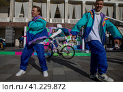 Артисты танцуют на площадке Московского осеннего велофестиваля у здания Северного речного вокзала в городе Москве в солнечный день, Россия (2023 год). Редакционное фото, фотограф Николай Винокуров / Фотобанк Лори