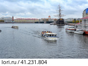 Russia, St. Petersburg. 11,10,2013  Restaurant "Flying Dutchman" and  Boat ship on the Neva. Редакционное фото, фотограф Анна Кривицкая / Фотобанк Лори