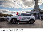 Вид на новый электромобиль "Москвич 3е" на площади у здания Северного речного вокзала в городе Москве, Россия (2023 год). Редакционное фото, фотограф Николай Винокуров / Фотобанк Лори