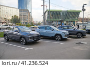 Автомобили "Москвич 3" 2023 года выпуска около автосалона на Олимпийском проспекте в Москве, Россия. Редакционное фото, фотограф Елена Коромыслова / Фотобанк Лори