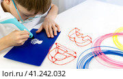 The boy draws with a 3d pen. the concept of additional education. Стоковое фото, фотограф Igor Skripachev / Фотобанк Лори