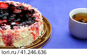 Beautiful delicious cake, fruit cheesecake with coconut shavings. Красивый вкусный торт, фруктовый чизкейк с кокосовой стружкой. Стоковое видео, видеограф Egor Sarantstv / Фотобанк Лори