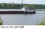 Nizhny Novgorod, Russia, 08.13.2023. Navigation on the river in summer. There is a barge on the river. Нижний Новгород, Россия, 13.08.202. Навигация по реке летом. На реке стоит баржа. (2021 год). Редакционное видео, видеограф Egor Sarantstv / Фотобанк Лори