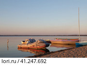 Плещеево озеро на закате. Лодки у берега (2023 год). Редакционное фото, фотограф Наталья Николаева / Фотобанк Лори