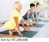 Mother, grandmother and teen son do exercise dove pose, Eka Pada Rajakapotasana. Стоковое фото, фотограф Яков Филимонов / Фотобанк Лори
