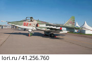 Российский и советский военный дозвуковой самолёт-штурмовик Су-25СМ3 "Супер грач" Frogfoot на Международном авиасалоне МАКС-2019 в Жуковском, Россия, вид слева-спереди. Редакционное фото, фотограф Малышев Андрей / Фотобанк Лори