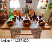 A room for food in an ethnic Cossack dwelling. Pottery, samovar and brew. Стоковое фото, фотограф Леонид Еремейчук / Фотобанк Лори