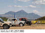Racing off-road vehicles are lined up for display and inspection before the competition against the backdrop of Mount Beshtau (2023 год). Редакционное фото, фотограф Сергей Сергеев / Фотобанк Лори