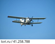 The spraying of fertilizers and pesticides on the field with the aircraft. Стоковое фото, фотограф Леонид Еремейчук / Фотобанк Лори