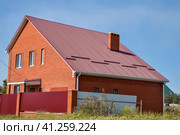 Detached house with a roof made of steel sheets. Стоковое фото, фотограф Леонид Еремейчук / Фотобанк Лори