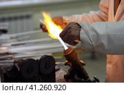 Glass-blowing workshop. Production of glass products, manual work. Стеклодувная мастерская. Производство изделий из стекла, ручная работа. Стоковое фото, фотограф Egor Sarantstv / Фотобанк Лори