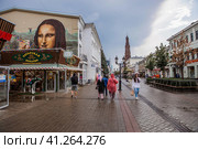 Graffiti depicting Leonardo da Vinci's Mona Lisa on the pedestrian Bauman Street. Russia, Republic of Tatarstan, Kazan, September 2023. Редакционное фото, фотограф Photojuli / Фотобанк Лори