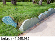 Landscaping, edging the path with boulders of diabase stone. Стоковое фото, фотограф Юрий Поздников / Фотобанк Лори