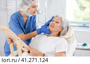 Mature patient with mirror, doctor with gloves. Стоковое фото, фотограф Яков Филимонов / Фотобанк Лори