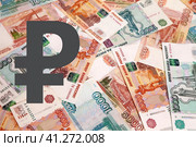Цифровой рубль на фоне денежных купюр России. Концепция. Редакционное фото, фотограф Татьяна Бакуменко / Фотобанк Лори