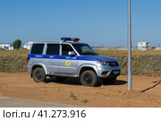 Средняя Ахтуба, Волгоградская область, Россия. Автомобиль УАЗ военной полиции на пыльной степной дороге (2021 год). Редакционное фото, фотограф Андрей Цыганков / Фотобанк Лори