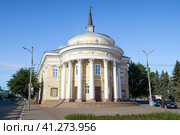 Вид на здание орловского государственного театра для детей и молодёжи «Свободное пространство» солнечным июльским днем. Орел (2021 год). Редакционное фото, фотограф Виктор Карасев / Фотобанк Лори