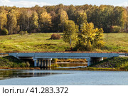 Автомобильный мост. Река Ача, село Корнилово, Болотнинский район, Новосибирская область, Западная Сибирь России. (2023 год). Стоковое фото, фотограф Евгений Мухортов / Фотобанк Лори