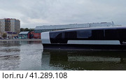 Electric ship boat on the Moscow River. Passenger river transportation in Moscow (2023 год). Редакционное видео, видеограф Константин Григорьев / Фотобанк Лори