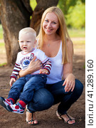 Young mother with two year old son шт summer park. Стоковое фото, фотограф Андрей Аркуша / Фотобанк Лори