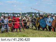 Реконструкция  битвы раннего средневековья  летним днем. Исторический фестиваль "Былинный Берег-2022". Тверская область. Редакционное фото, фотограф Виктор Карасев / Фотобанк Лори