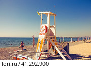 Крым, Евпатория, море, пляж, спасательный пост, сапсерфинг (2023 год). Редакционное фото, фотограф Андрей Макаренко / Фотобанк Лори