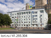 Жилой дом довоенной постройки в стиле конструктивизма. Город Москва (2020 год). Редакционное фото, фотограф Солодовникова Елена / Фотобанк Лори
