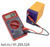 Тестирование аккумуляторной батареи цифровым мультиметром. Testing an acid rechargeable battery with a measuring instrument. Стоковое фото, фотограф Татьяна Д / Фотобанк Лори