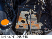 The battery pad in the car is rusted from a hydrochloric acid leak. Installation and replacement of batteries. Стоковое фото, фотограф Коханова Наталья / Фотобанк Лори