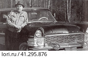 Леонид Ильич Брежнев (1906-1982) любил хорошие автомобили, рядом с "Чайкой". Из отечественных автомобилей Брежнев отдавал предпочтение автомобилям маркам ЗиЛ и Чайка. Ретро фотография, середина 70-х годов прошлого столетия.. Редакционное фото, фотограф Сергей Елизарьев / Фотобанк Лори