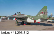 Российский и советский бронированный военный дозвуковой самолёт-штурмовик Су-25СМ3 "Суперграч" Frogfoot на Международном авиасалоне салоне МАКС-2019 в Жуковском, Россия, вид сзади-слева. Редакционное фото, фотограф Малышев Андрей / Фотобанк Лори