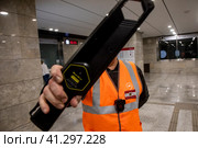 Сотрудник безопасности метрополитена проверяет сумки на входе в метро Сокольники города Москвы, Россия (2023 год). Редакционное фото, фотограф Николай Винокуров / Фотобанк Лори