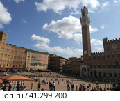 Италия. Сиена. Пьяцца-дель-Кампо (Piazza del Campo) и Палаццо Публико (Palazzo Pubblico) (2017 год). Редакционное фото, фотограф Ларионов Михаил / Фотобанк Лори