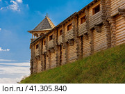 Wooden wall of an ancient Russian fortress (2018 год). Редакционное фото, фотограф Сергей Бочаров / Фотобанк Лори