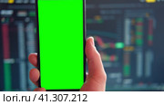 Black phone with blank mockup screen on rising stock graph. Closeup hand showing smartphone isolated green display. Online banking, Fund App use. Financial analyst on Invest Market. Bank collapse 2023. Стоковое видео, видеограф Марина Демидюк / Фотобанк Лори