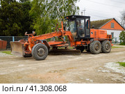 Grader on a dirt gravel road. Street repair by adding rubble. (2018 год). Редакционное фото, фотограф Леонид Еремейчук / Фотобанк Лори
