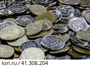 Russian banknotes and coins. A handful of coins on new Russian banknotes in denominations of 2000 and 200 rubles. Стоковое фото, фотограф Леонид Еремейчук / Фотобанк Лори