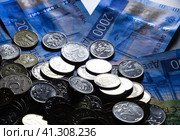 Russian banknotes and coins. A handful of coins on new Russian banknotes in denominations of 2000 and 200 rubles. Стоковое фото, фотограф Леонид Еремейчук / Фотобанк Лори
