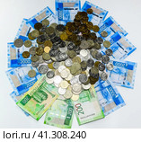 Russian banknotes and coins. A handful of coins on new Russian banknotes in denominations of 2000 and 200 rubles. Стоковое фото, фотограф Леонид Еремейчук / Фотобанк Лори