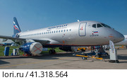 Российский новый среднемагистральный пассажирский самолет Сухой SuperJet 100-95B бортовой номер RA-89123 авиакампании "Аэрофлот" на Международном авиасалоне МАКС, Жуковский, Россия, вид справа (2019 год). Редакционное фото, фотограф Малышев Андрей / Фотобанк Лори