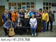 Общая фотография членов фотоклуба "Позитив" в день открытия фотовыставки Михаила Сумерина (2023 год). Редакционное фото, фотограф Дмитрий Неумоин / Фотобанк Лори