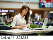 Young beautiful business woman. Стоковое фото, фотограф Андрей Аркуша / Фотобанк Лори