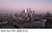 Вид на Москва Сити на закате с дрона (2021 год). Стоковое видео, видеограф Александр Иванов / Фотобанк Лори