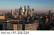 Вид на Москва Сити на закате с дрона (2023 год). Стоковое видео, видеограф Александр Иванов / Фотобанк Лори