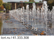 Abnormally hot autumn weather in the city. Water jets of the fountain in the Muzeon Park in Moscow. Russia, Moscow, September 2023. Стоковое фото, фотограф Photojuli / Фотобанк Лори